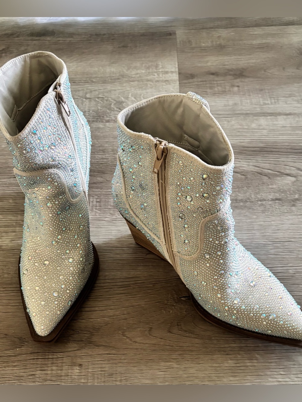 Dazzling VeryG Kady Pearl Rhinestone Western Ankle Boot. Size 9.5